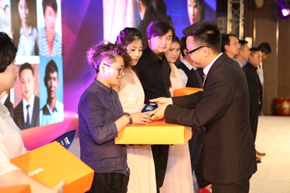 紫蘋(píng)果年度十大感動(dòng)客戶人物